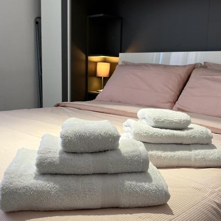 Apartament Rafael Milano - 10 Min From Linate Airport, Centrale Fs, Ospedale San Raffaele Zewnętrze zdjęcie