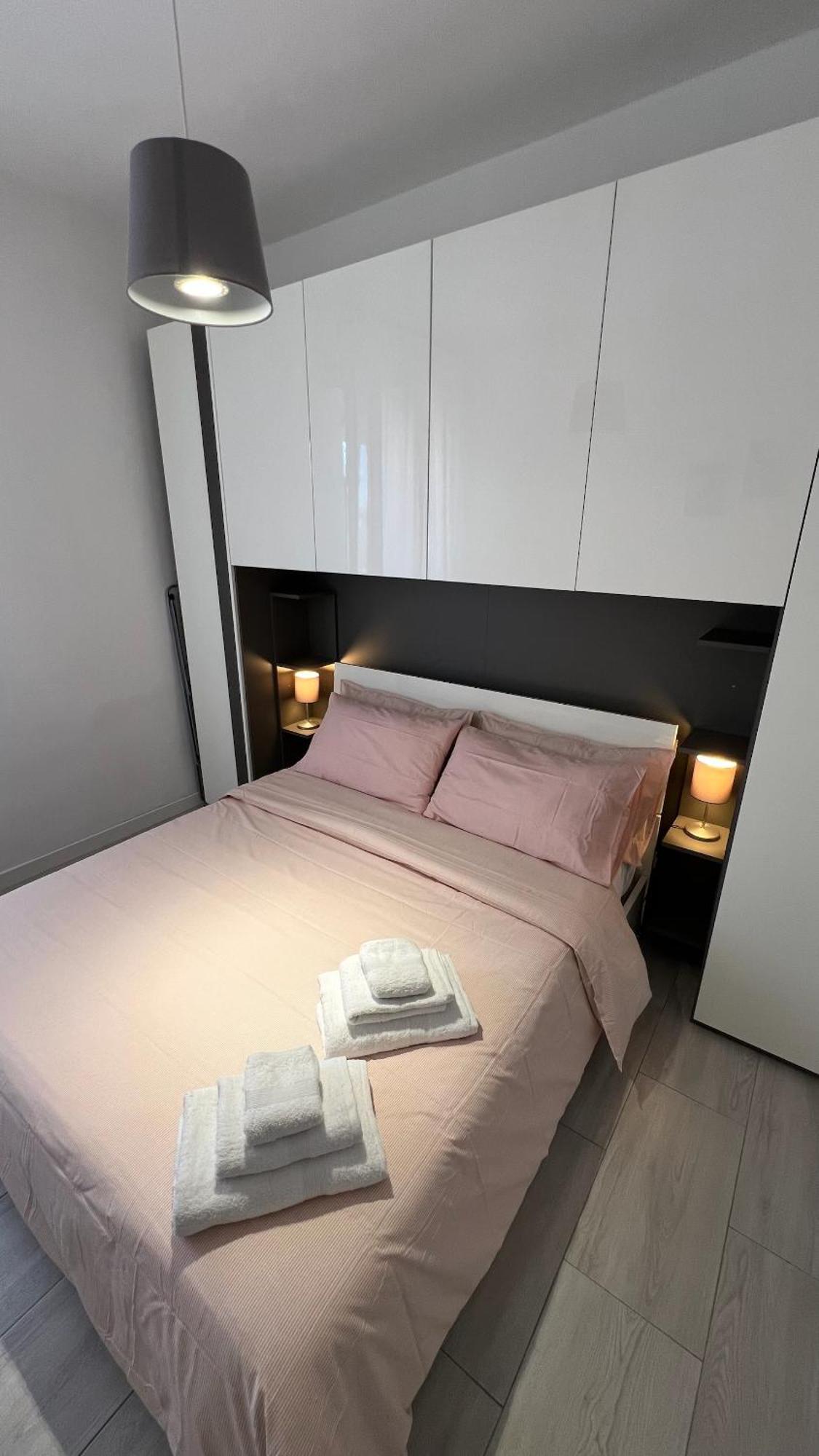Apartament Rafael Milano - 10 Min From Linate Airport, Centrale Fs, Ospedale San Raffaele Zewnętrze zdjęcie