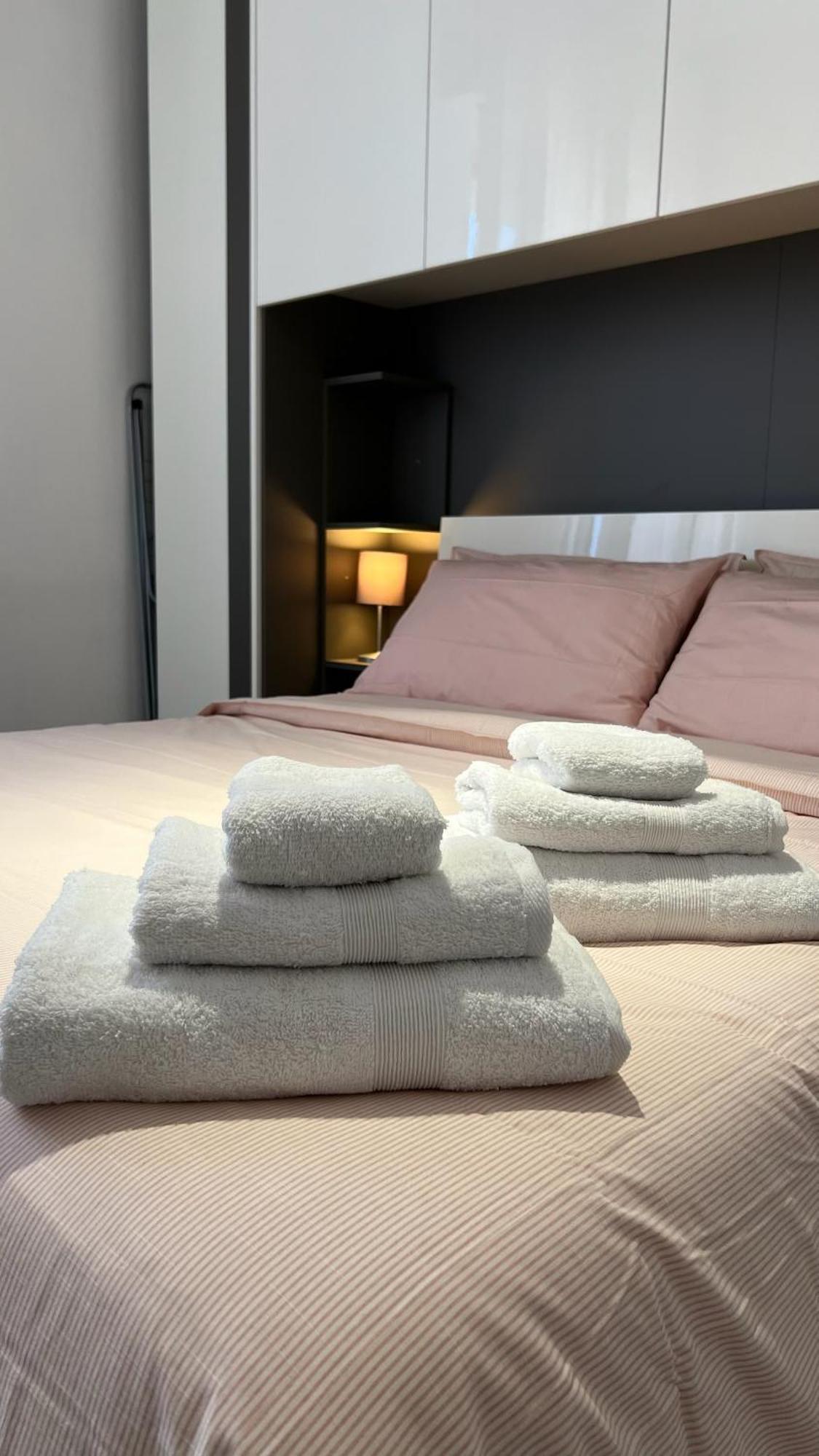 Apartament Rafael Milano - 10 Min From Linate Airport, Centrale Fs, Ospedale San Raffaele Zewnętrze zdjęcie